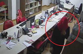 Clip kẻ gian trùm kín mặt, đột nhập công ty trộm laptop lúc rạng sáng