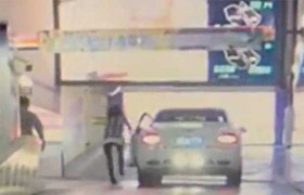 Nữ tài xế quên kéo phanh, ô tô 'không người lái' suýt giết người