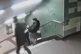 Cảnh sát Đức truy lùng tên côn đồ vô đá đạp người phụ nữ ngã 'dập mặt' ở ga tàu