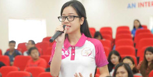Nữ sinh xinh đẹp tự tin trổ tài hùng biện tiếng Anh