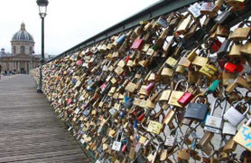 Pháp bán 65 tấn khóa tình yêu để quyên tiền cho người tị nạn