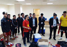 Phó Thủ tướng Vũ Đức Đam động viên tuyển Việt Nam sau trận đấu