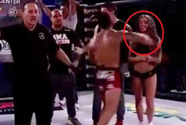 Cay cú vì thua cuộc, võ sĩ MMA tung nắm đấm trúng mặt gái xinh