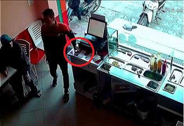 Clip: Trộm điện thoại ngay trước mặt nhân viên cửa hàng