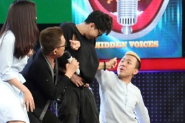 Mặc tin đồn giới tính, Trấn Thành táo bạo luồn tay vào áo nam đồng nghiệp