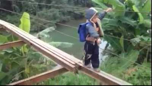 Clip: 200 học sinh liều mình đi học trên cây cầu sắp sập tại Hòa Bình