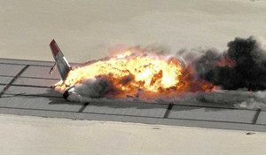 Clip: Máy bay Boeing 720 lao đầu xuống đất nổ tung, chìm trong biển lửa