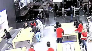 Nhóm cướp liều lĩnh 'vét sạch' cửa hàng iPhone chỉ trong 12 giây