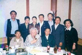 Tiết lộ gây sốc: Thành Long có 2 người anh và 2 người chị ruột hơn 40 năm chưa từng gặp mặt