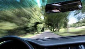 Chạy xe quá tốc độ còn thách thức 'các anh có dám cấm em không'