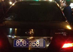 Dân truy đuổi xe biển xanh gây tai nạn rồi bỏ chạy trên phố Hà Nội