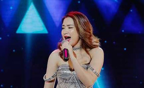 Hòa Minzy mặc sexy lộ hình xăm tên Công Phượng bị xoá nhoè ở ngực trái