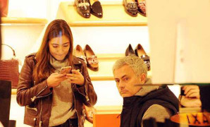 Mourinho cau có tháp tùng con gái đi mua đồ nữ trang