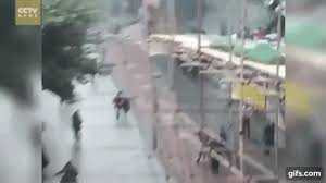 Clip: Giàn giáo đổ sập, 3 công nhân thoát chết thần kỳ