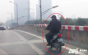 Người đàn ông đội mũ lưỡi trai lao như bay trên đường cao tốc