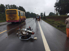 Nam thanh niên phóng xe máy lạng lách đâm thẳng đầu xe cẩu