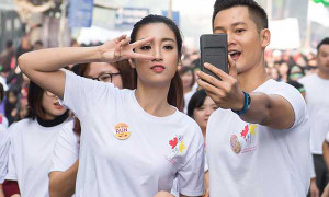 Hoa hậu Mỹ Linh gây sốt khi vừa chạy vừa chụp hình cùng Đức Tuấn