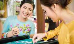 Ngọc Hân - Tố Như diện áo dài xinh đẹp ngồi dệt lụa tơ tằm