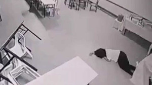 Thấy bàn ghế tự di chuyển, cô gái ngất tại chỗ