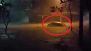 Clip: Ôtô trôi 'bồng bềnh' trên đường ngập nước ở Nha Trang