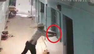 Clip: Sạc điện thoại gần cửa sổ, bị kẻ gian tiện tay 'thó' mất