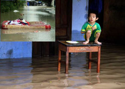 Mưa lũ ở Nha Trang: Đồ đạc bị cuốn trôi, trẻ con lên bàn ngồi