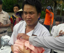 Em bé vừa cắt dây rốn bị bỏ rơi trong thùng rác ở Đà Nẵng