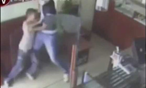 Tên cướp vũ trang bị cao thủ karate nhí đánh văng súng sau cú ra đòn nhanh như chớp'