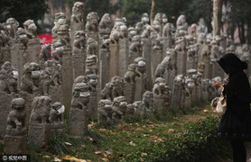 Kỳ lạ chuyện đeo khẩu trang cho hàng trăm tượng sư tử đá ở Trung Quốc