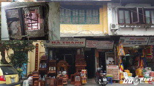 Video: Cận cảnh nhà phố cổ Hà Nội dột nát, thủng lỗ chỗ như trúng bom