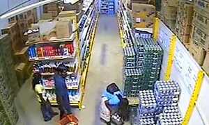 Phát hoảng trước kỹ năng ăn cắp bằng chân của nữ đạo chích trong siêu thị