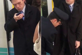 Hành khách 'không cảm xúc' khi bị nhồi nhét trên tàu điện ở Nhật Bản