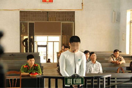 Thấy bé gái đi qua ngõ, kéo vào nhà hiếp dâm