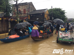 Bất chấp lệnh cấm, người dân vẫn dùng thuyền chở khách tham quan Hội An trong lũ