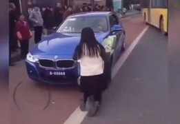 Cô gái ôm hoa, quỳ trước xe sang cầu xin tình yêu nhưng vẫn bị cự tuyệt