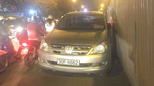 CSGT Hà Nội truy tìm chủ xe gắn giấy ra vào Bộ Công an ngang ngược cản đường giờ cao điểm