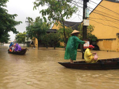 Lật ghe, một CSGT ở Quảng Nam bị nước lũ cuốn mất tích