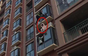 Lính cứu hộ đu dây giải cứu cô gái đòi tự tử nghẹt thở như phim hành động