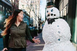 'Người Tuyết' khủng bố người đi đường trên phố