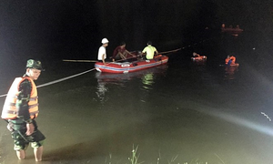 Nhặt ví cho chị gái, người đàn ông bị lũ cuốn trôi