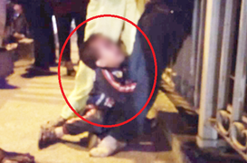 Xót xa cảnh con nhỏ gào khóc ôm chân người mẹ định tự tử trên cầu