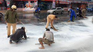 Xúc động hình ảnh công an Cần Thơ dầm mưa, dọn sơn trên phố