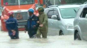 Clip: CSGT dầm mưa, lội nước giúp người dân vượt lũ