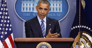 Tổng thống Obama tạm ngừng họp báo để cứu người bị ngất