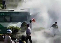 TP.HCM: Xe buýt bốc cháy ngùn ngụt giữa đường, hành khách tá hỏa tháo chạy
