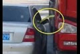 Clip: Tài xế ôtô con ngang nhiên rút trộm xăng từ xe tải đang đỗ