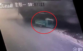 Cắt mặt xe tải chở vật liệu, xe ba gác bị chôn vùi kinh hoàng