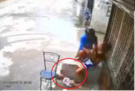 Clip: Cướp giằng điện thoại trên tay mẹ khiến em bé ngã đập đầu xuống đường