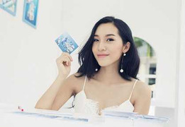 Emily diện váy ren dạo chơi trong ngôi làng Giáng sinh