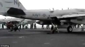 Chiến cơ thổi kỹ thuật viên văng hàng chục mét trên tàu sân bay